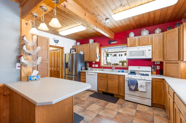 Building Photo - Spacious 4-Bedroom Home in the Heart of Sh...