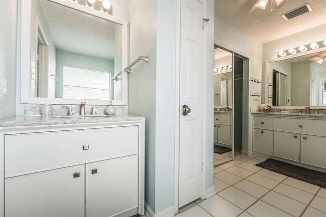 Building Photo - 14403 Little Willow Walk