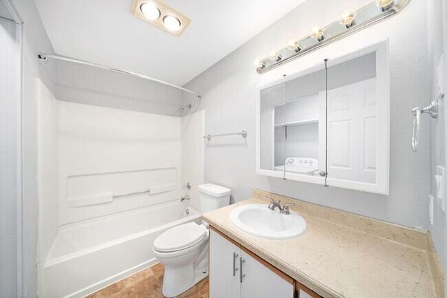 Building Photo - 2 bedroom unit. Pets OK! Lots of upgrades! Full size washer and dryer in every unit!!