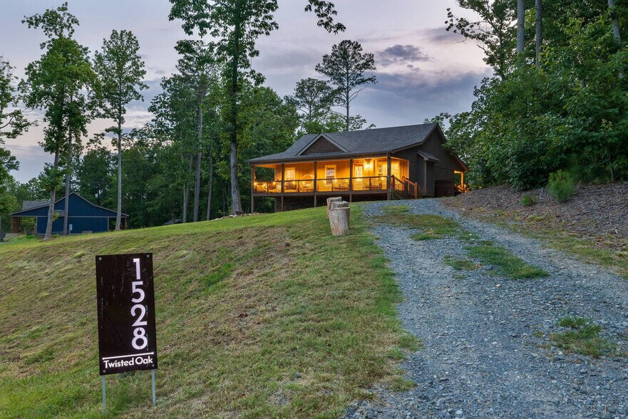Building Photo - 1528 Twisted Oak Rd