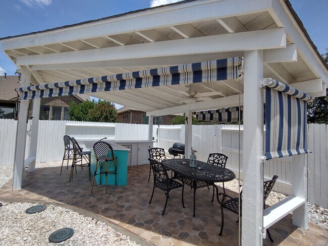 Building Photo - Beautiful 4 bedroom with a pool!!!