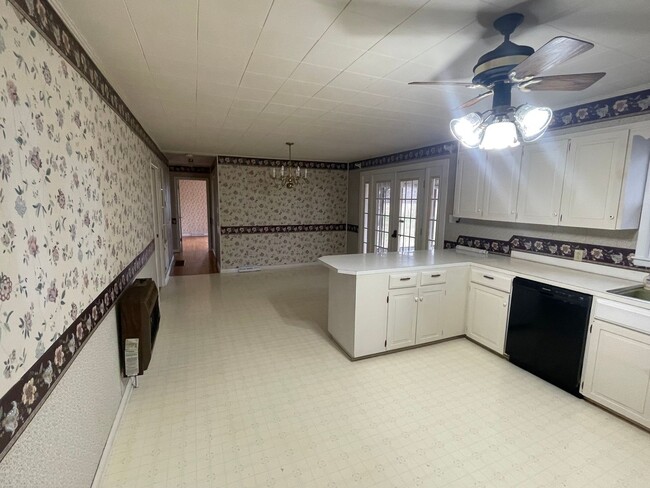 Building Photo - 4 Bedroom, 2.5 Bath Home - Large Spacious ...