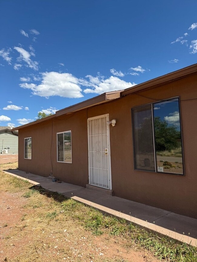 Building Photo - Living in La Luz