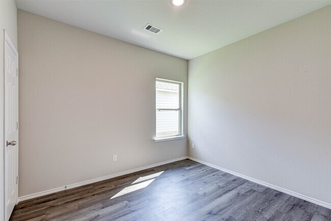 Building Photo - 407 E Avenue G