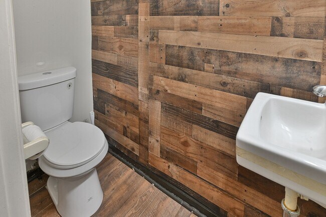 Building Photo - Large 5 Bedroom on Peffer