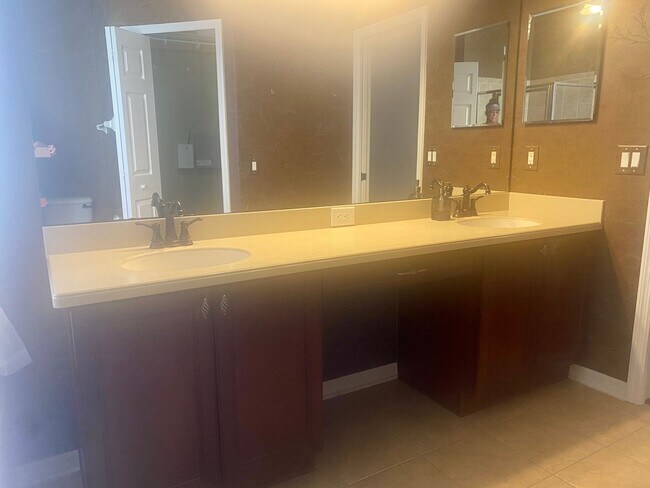 Building Photo - 5 BEDROOM HOUSE WITH PRIVATE POOL AND LAKE...