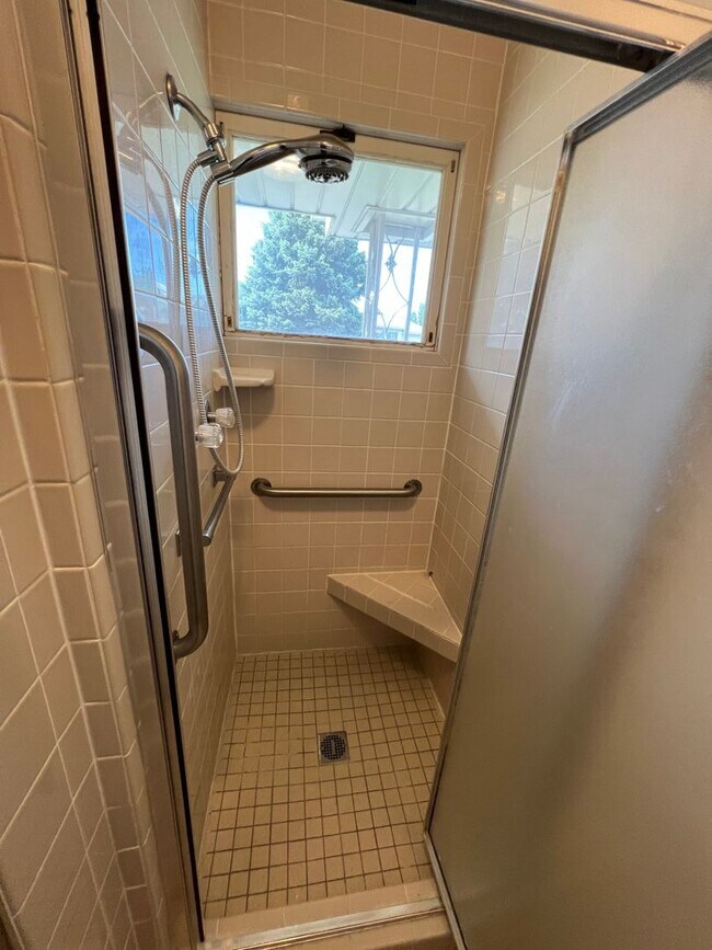 Building Photo - 429 E Pine St