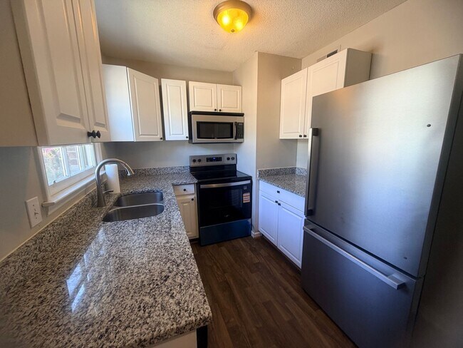 Building Photo - 5516 Lakeshore Dr