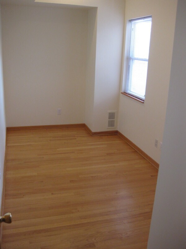 Building Photo - 3107 N Southport Ave