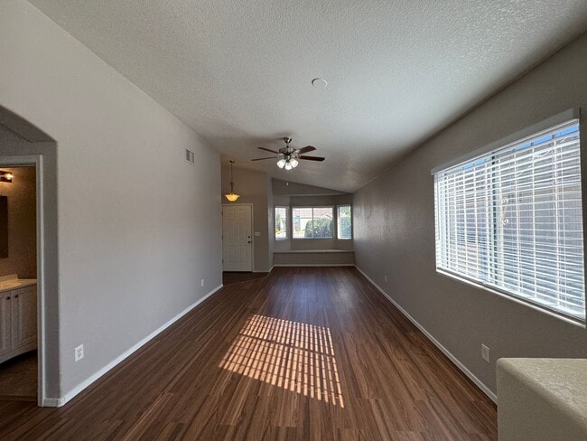 Building Photo - Great 4Bdm 2Ba Home, in a well desired loc...