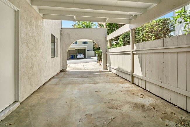 Building Photo - Spacious three bedroom with office in Prime UTC/UCSD Location! Available immediately!