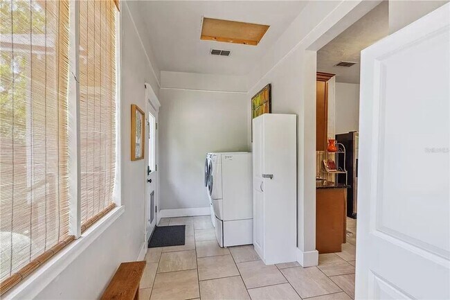 Building Photo - 2 Bed 2 Bath House in Duckpond with 2 Car Garage!