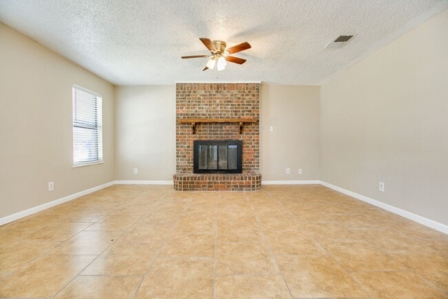 Building Photo - 4 Bedroom Home in Paulann!