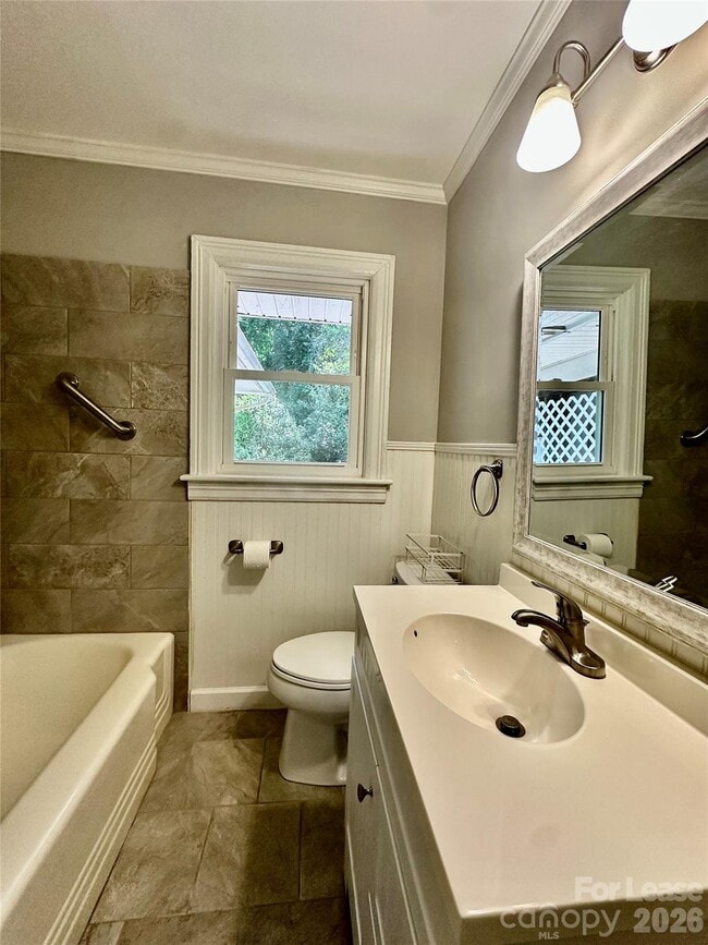 Building Photo - 710 Neil St