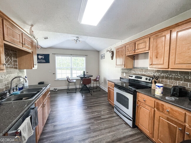 Building Photo - 613 Waverly Ln