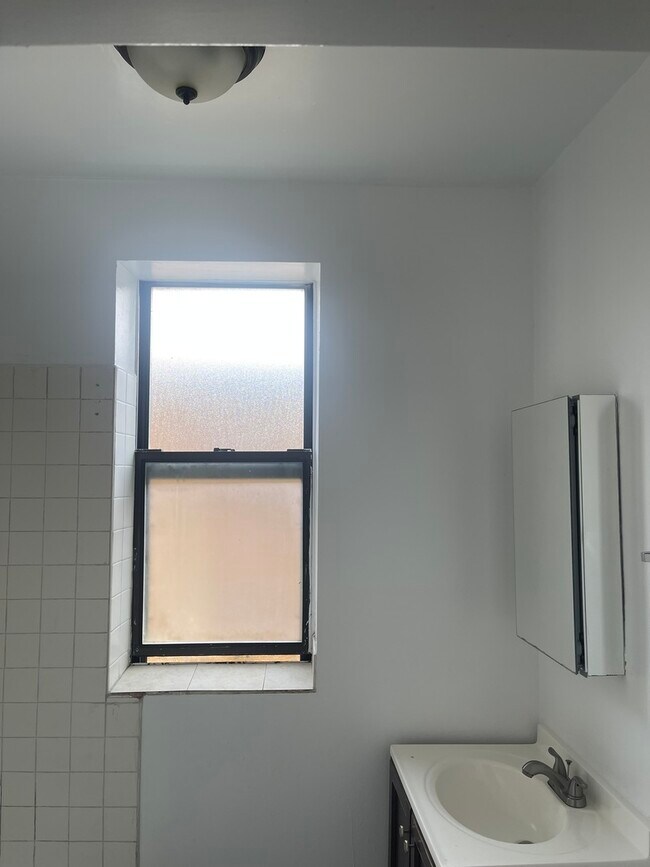 Building Photo - 3217 W Diversey Ave