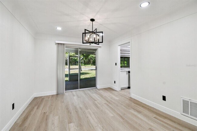 Building Photo - 970 Rolling Hills Dr