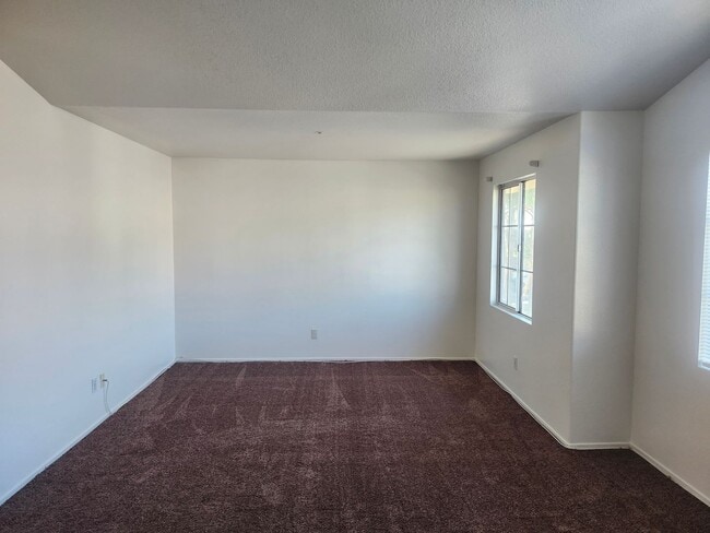 Building Photo - Spacious 4-Bedroom Home in a Prime Location