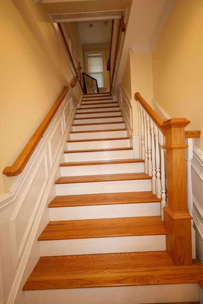 Building Photo - 3K SQ. FT MASSIVE APT W 4 BATHROOMS, LAUNDRY IN UNIT, PET FRIENDLY AND NO FEE!  2 FREE PARKING SP...