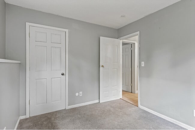 Building Photo - 968 Gershwin Ave N