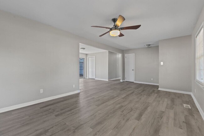 Building Photo - Welcome to the 3 Bed 2 Bath in Fayetteville