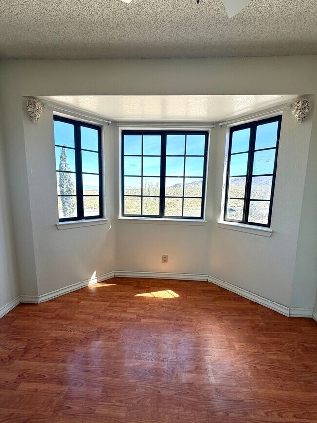 Building Photo - 4 Bedroom, 3 Bathroom with Office Near National Park