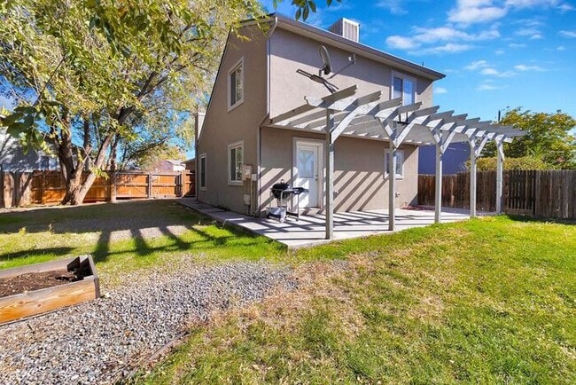 Building Photo - Charming 3 Bedroom Home in Quiet Orchard Mesa Cul-de-Sac