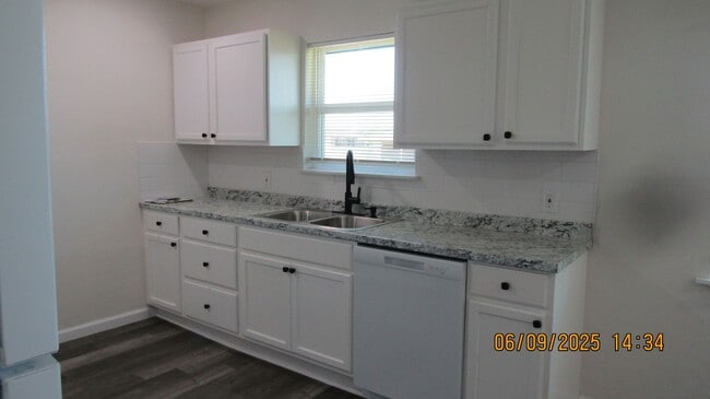 Building Photo - Newly renovated! Pet Friendly!