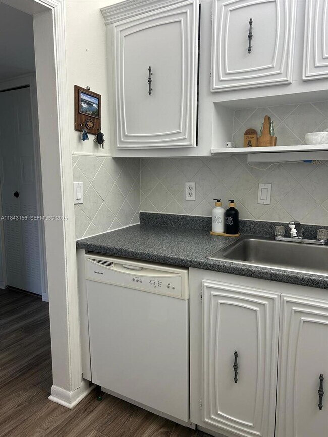 Building Photo - 2851 Somerset Dr