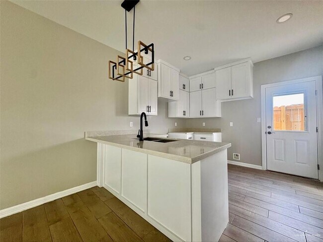 Building Photo - 913 E 13th St