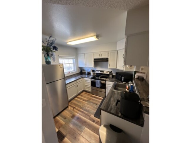 Building Photo - Beautifully updated 2-bedroom, 2-bathroom ...