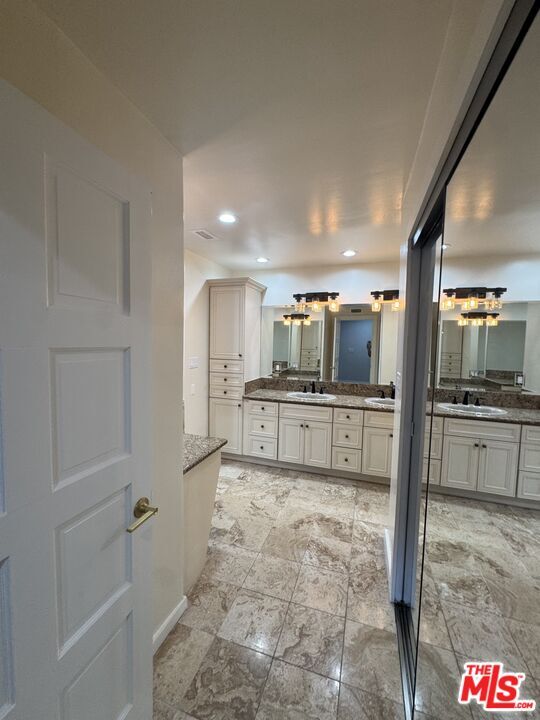 Building Photo - 1713 Queens Ct