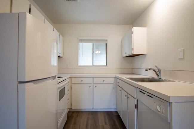 Building Photo - FREE RENT: Nicely Updated Top Floor Corner 2-Bdr Near OHSU w/Private Balcony!