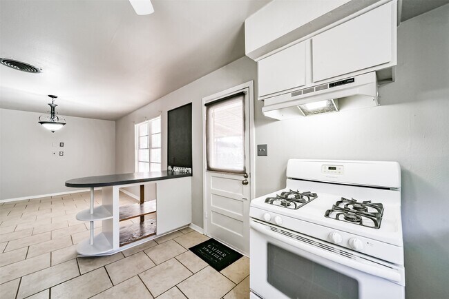 Building Photo - 610 S Belknap St