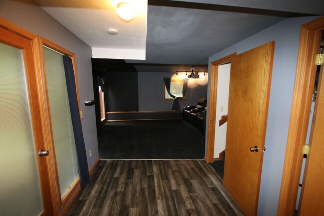 Building Photo - 4 Bedroom Eagle River Home!