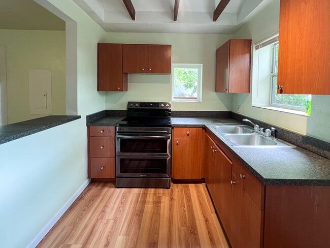 Building Photo - 2BR/1BA Pet Friendly Cottage off Waldo Roa...