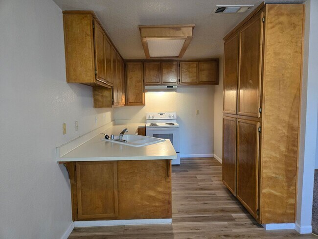 Building Photo - 1923 Glen Ridge Dr