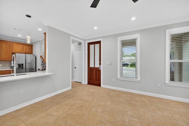 Building Photo - 2019 Pine Island Cir