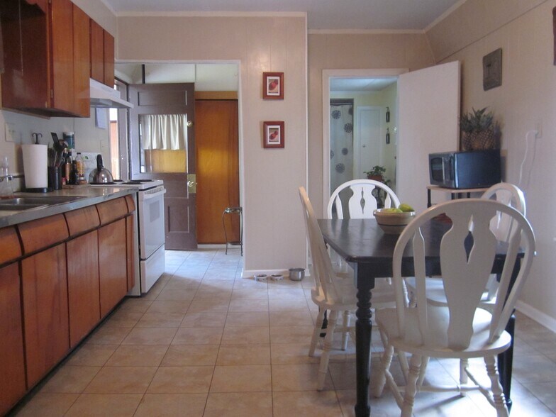 Kitchen - Previous Tenancy - 91 Sagamore St