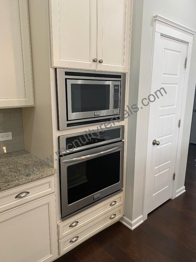 Building Photo - 4221 Courtly Ln