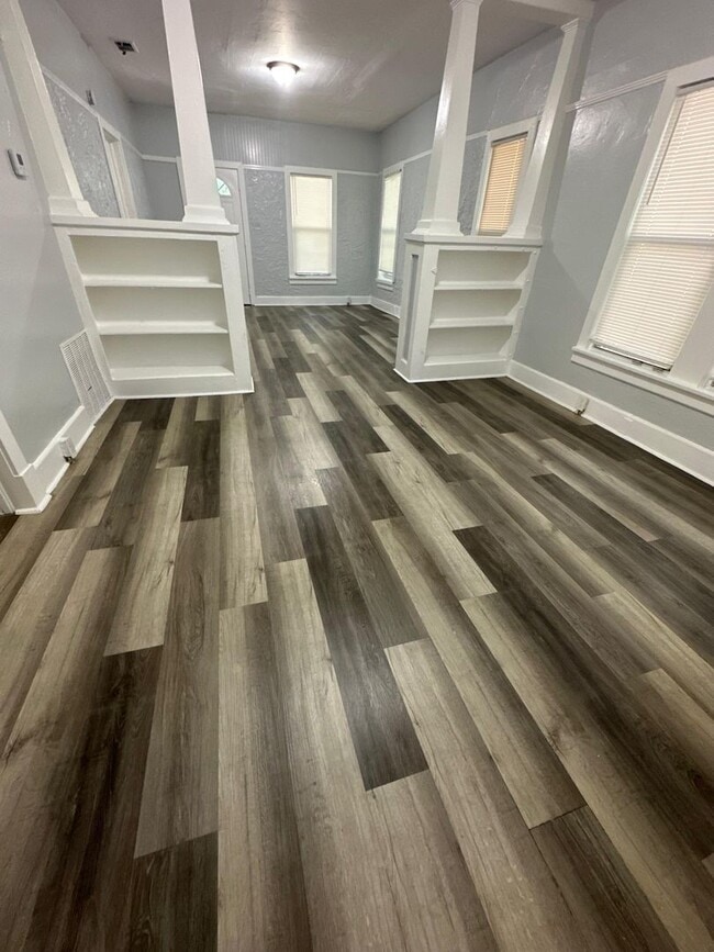 Building Photo - Fully Renovated 2/1 -Single Family Availab...