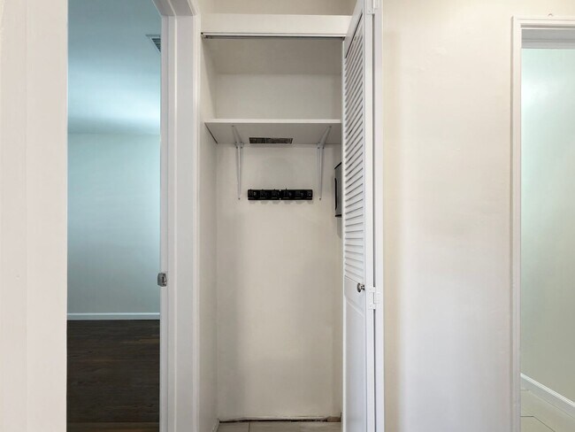 Building Photo - **2025 Euclid Ave Long Beach** Beautiful 3 bedroom 2 bath !!2 weeks free OAC!!