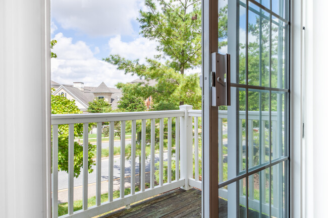 Balcony with views - Avalon Russett