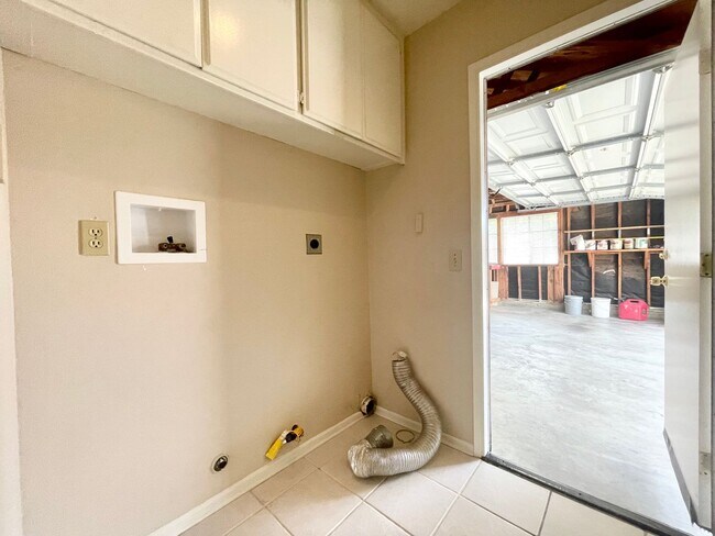 Building Photo - 1008 Bridle Path Way
