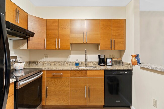 Building Photo - 3075 Hawthorne Dr NE