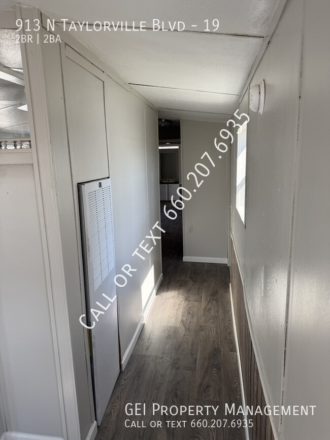 Building Photo - 913 N Taylorville Blvd