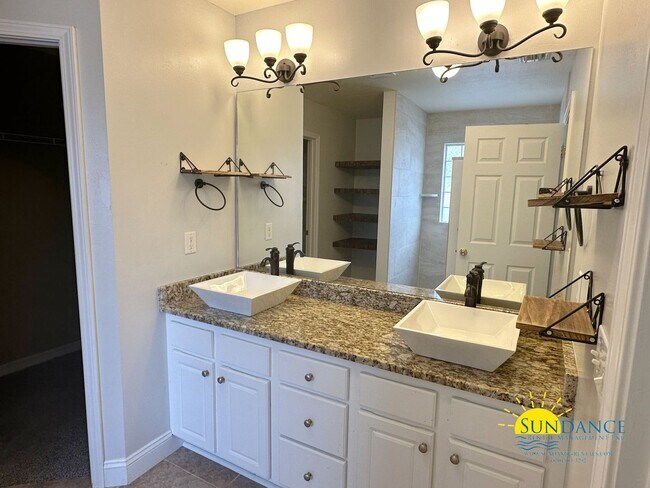 Building Photo - Gorgeous 3 Bedroom Home in Navarre