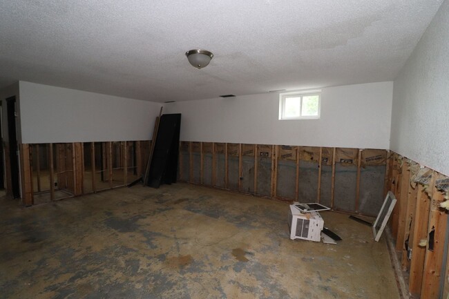 Building Photo - Spacious home for rent!