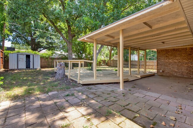 Building Photo - 3/2/2 in Quiet Sherman Neighborhood Near Fairview Park!