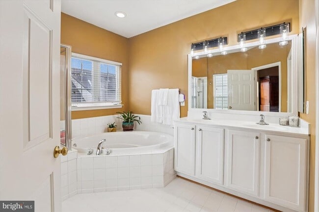 Building Photo - 9327 Hundith Hill Ct